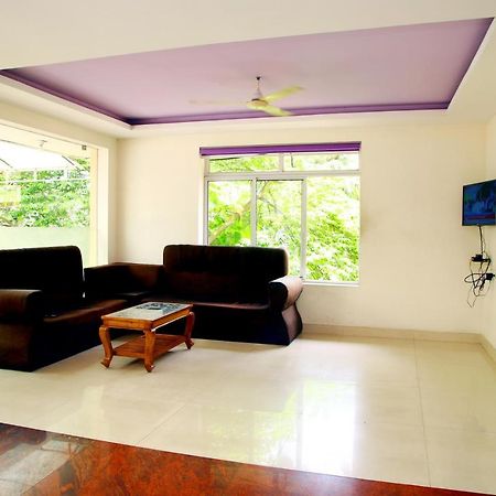 V Bee Plaza Hotel Thiruvananthapuram ภายนอก รูปภาพ