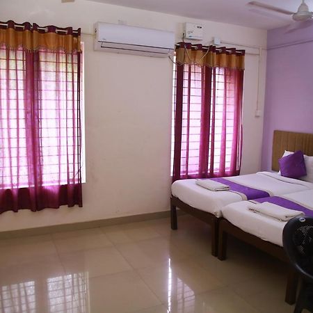 V Bee Plaza Hotel Thiruvananthapuram ภายนอก รูปภาพ