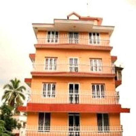 V Bee Plaza Hotel Thiruvananthapuram ภายนอก รูปภาพ