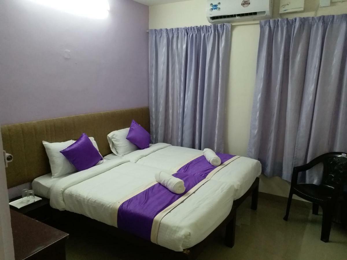 V Bee Plaza Hotel Thiruvananthapuram ภายนอก รูปภาพ