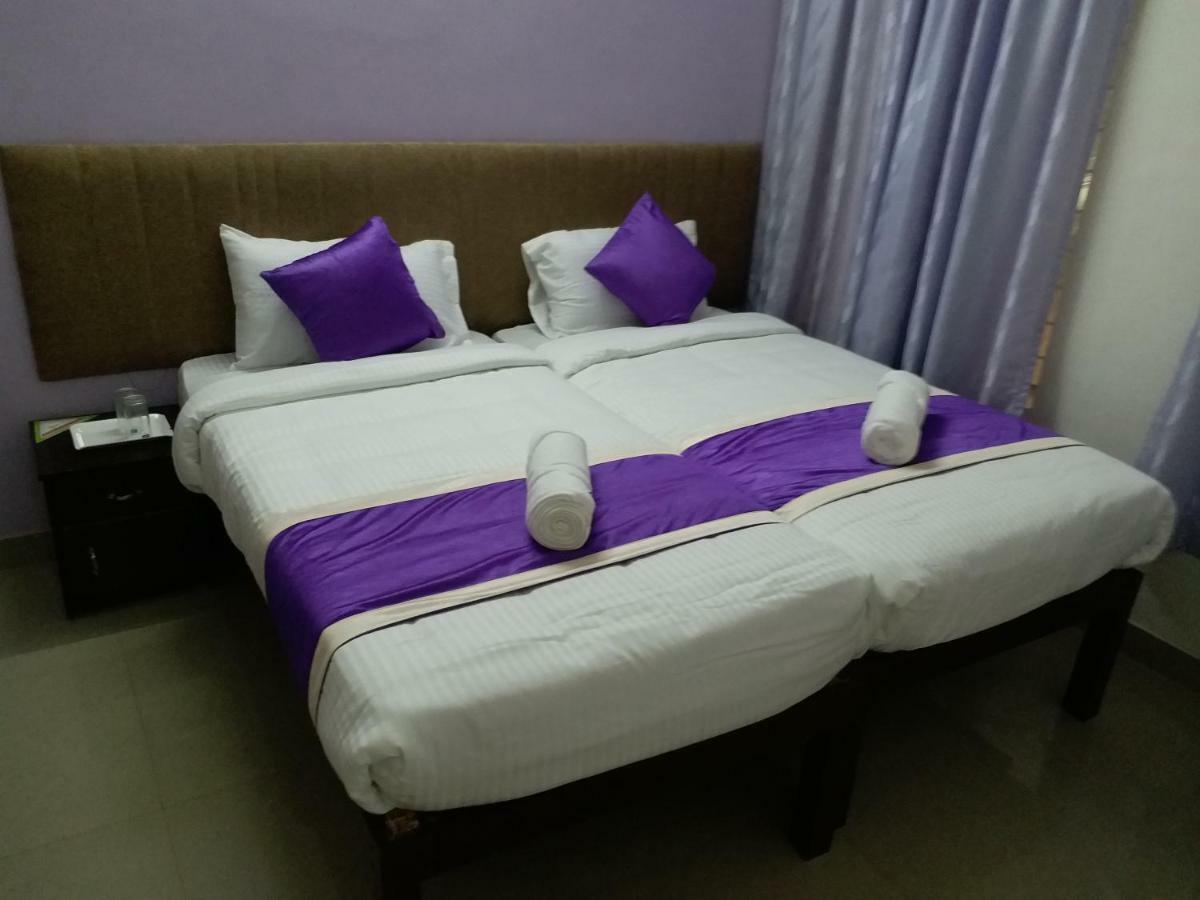 V Bee Plaza Hotel Thiruvananthapuram ภายนอก รูปภาพ