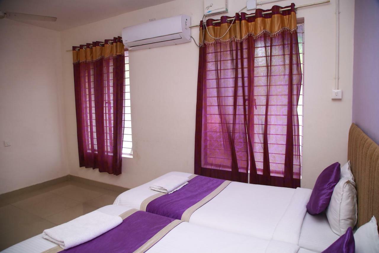 V Bee Plaza Hotel Thiruvananthapuram ภายนอก รูปภาพ