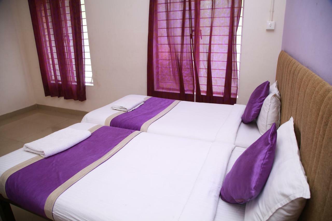 V Bee Plaza Hotel Thiruvananthapuram ภายนอก รูปภาพ
