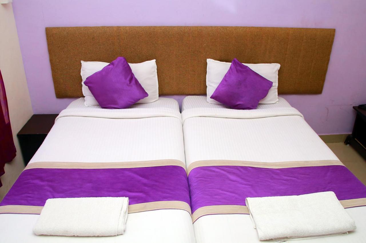 V Bee Plaza Hotel Thiruvananthapuram ภายนอก รูปภาพ