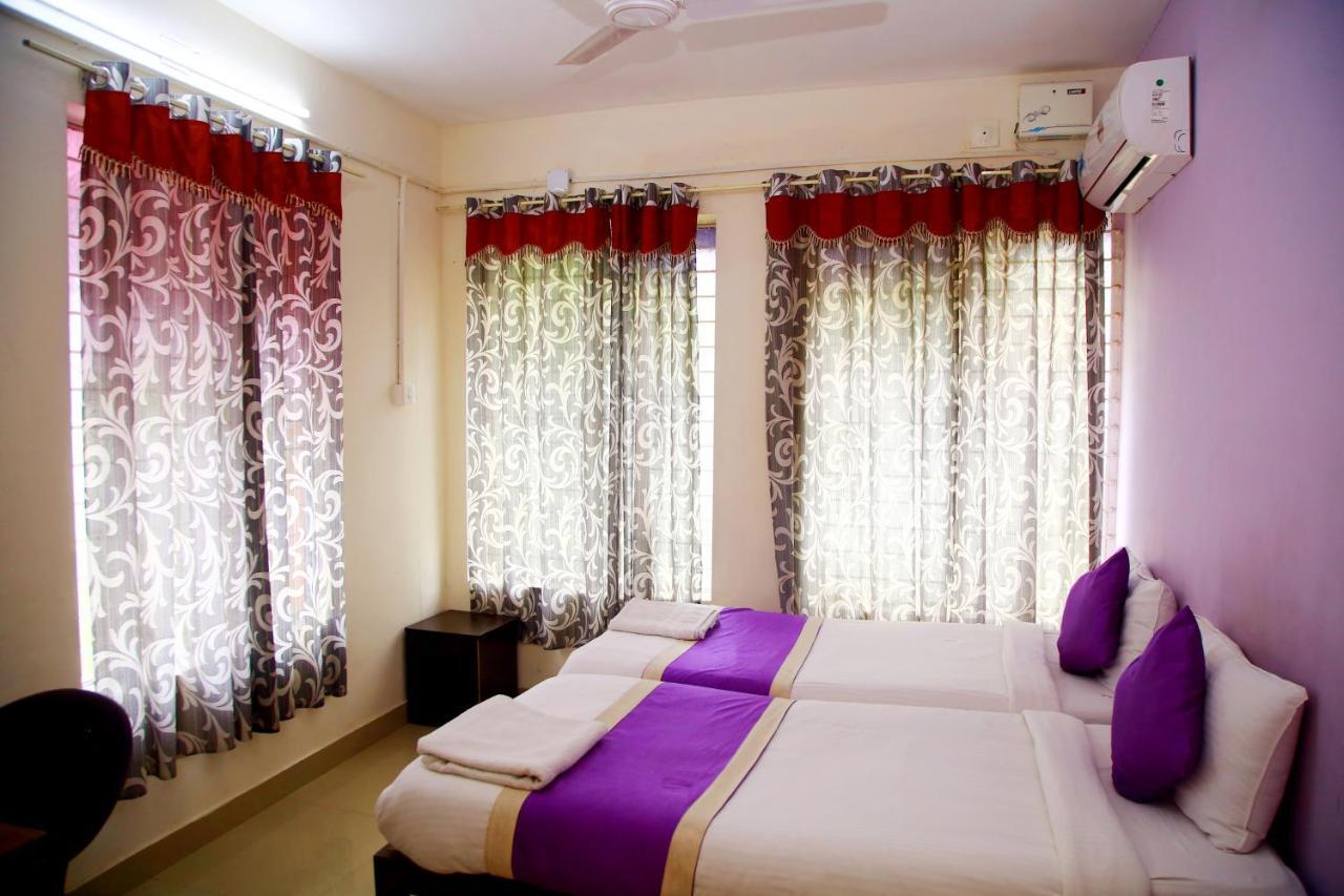 V Bee Plaza Hotel Thiruvananthapuram ภายนอก รูปภาพ