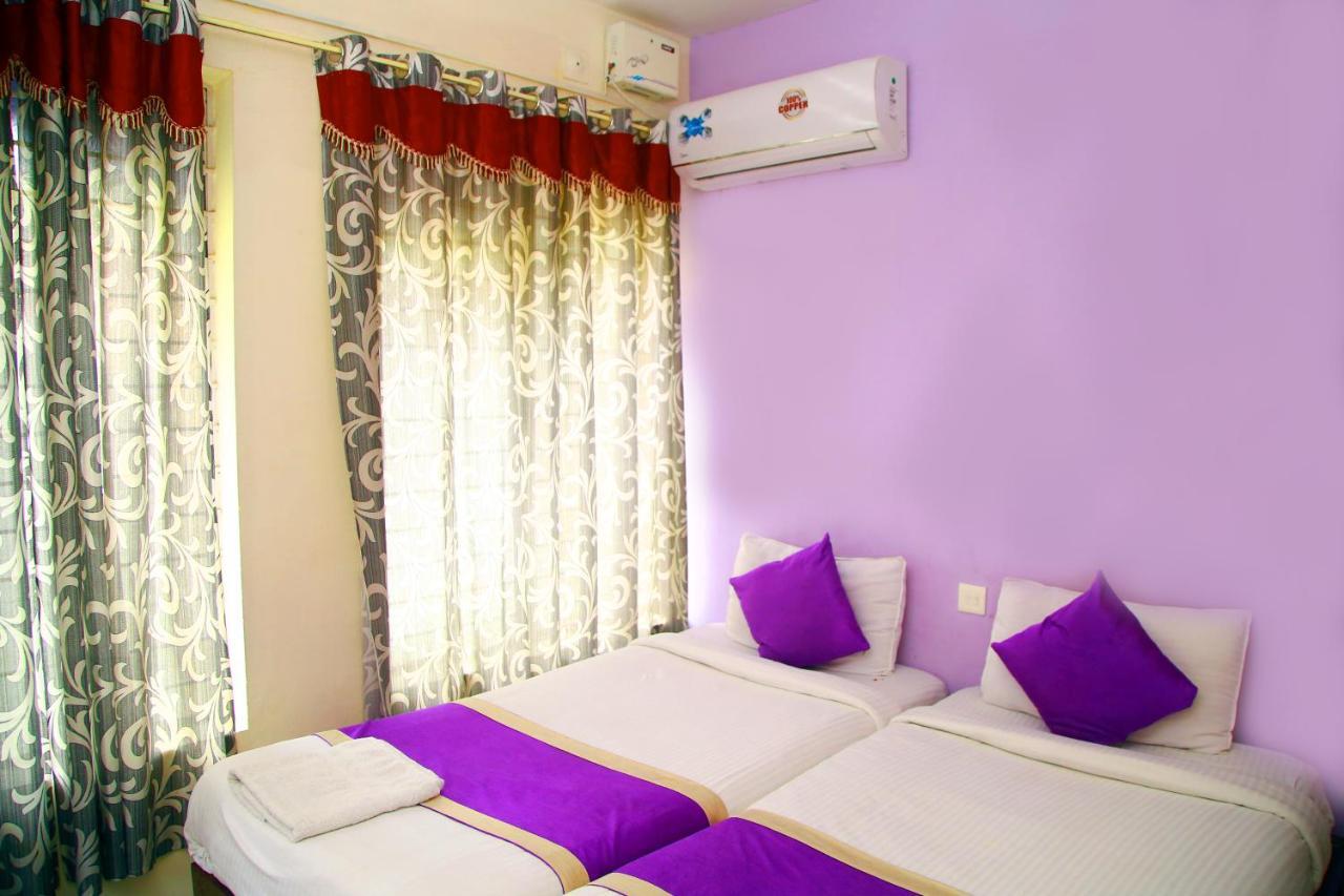 V Bee Plaza Hotel Thiruvananthapuram ภายนอก รูปภาพ
