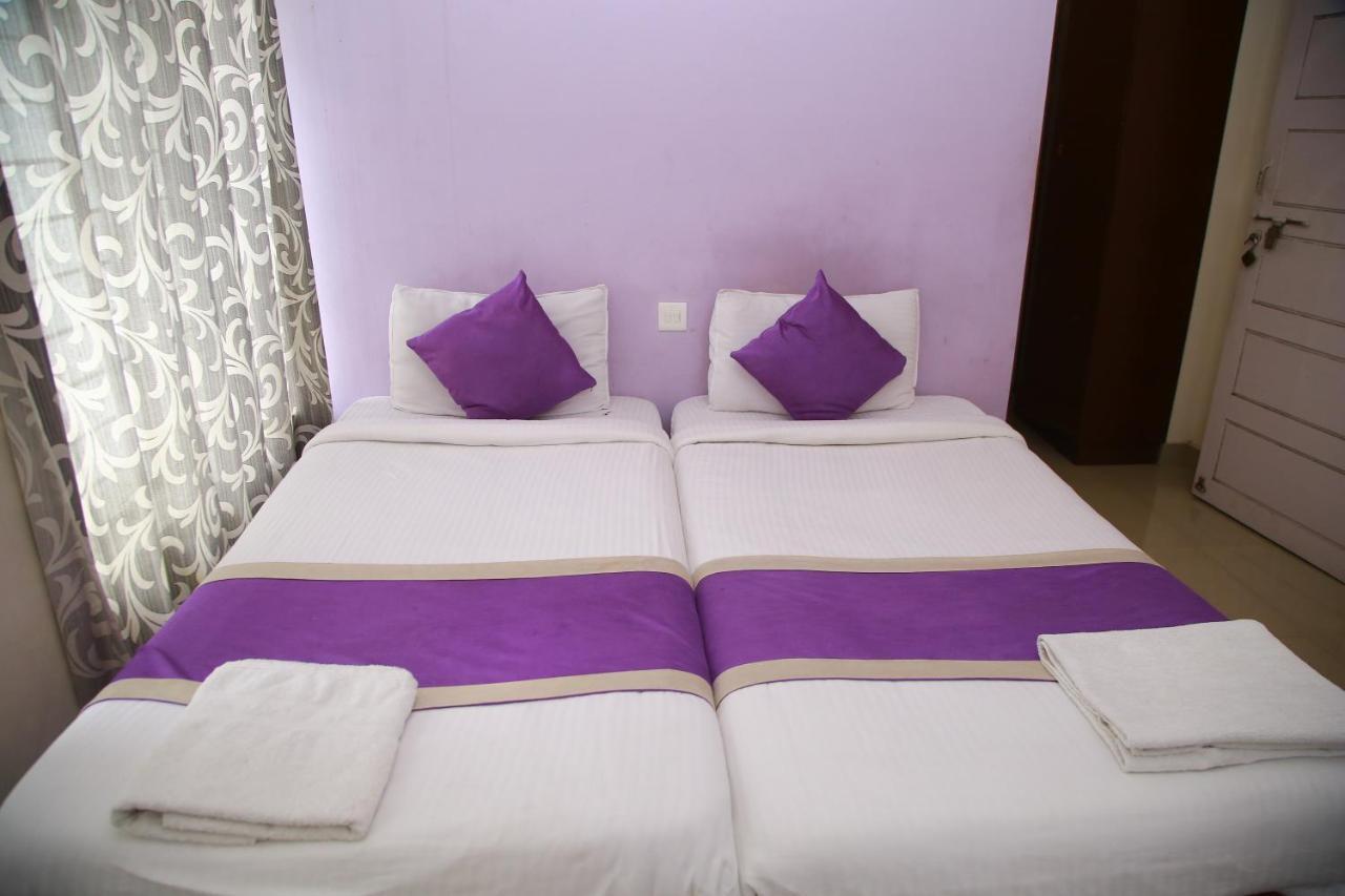 V Bee Plaza Hotel Thiruvananthapuram ภายนอก รูปภาพ