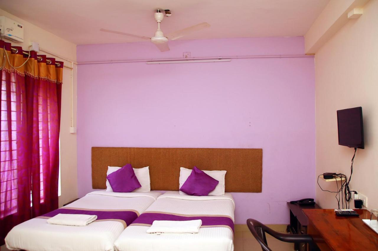 V Bee Plaza Hotel Thiruvananthapuram ภายนอก รูปภาพ