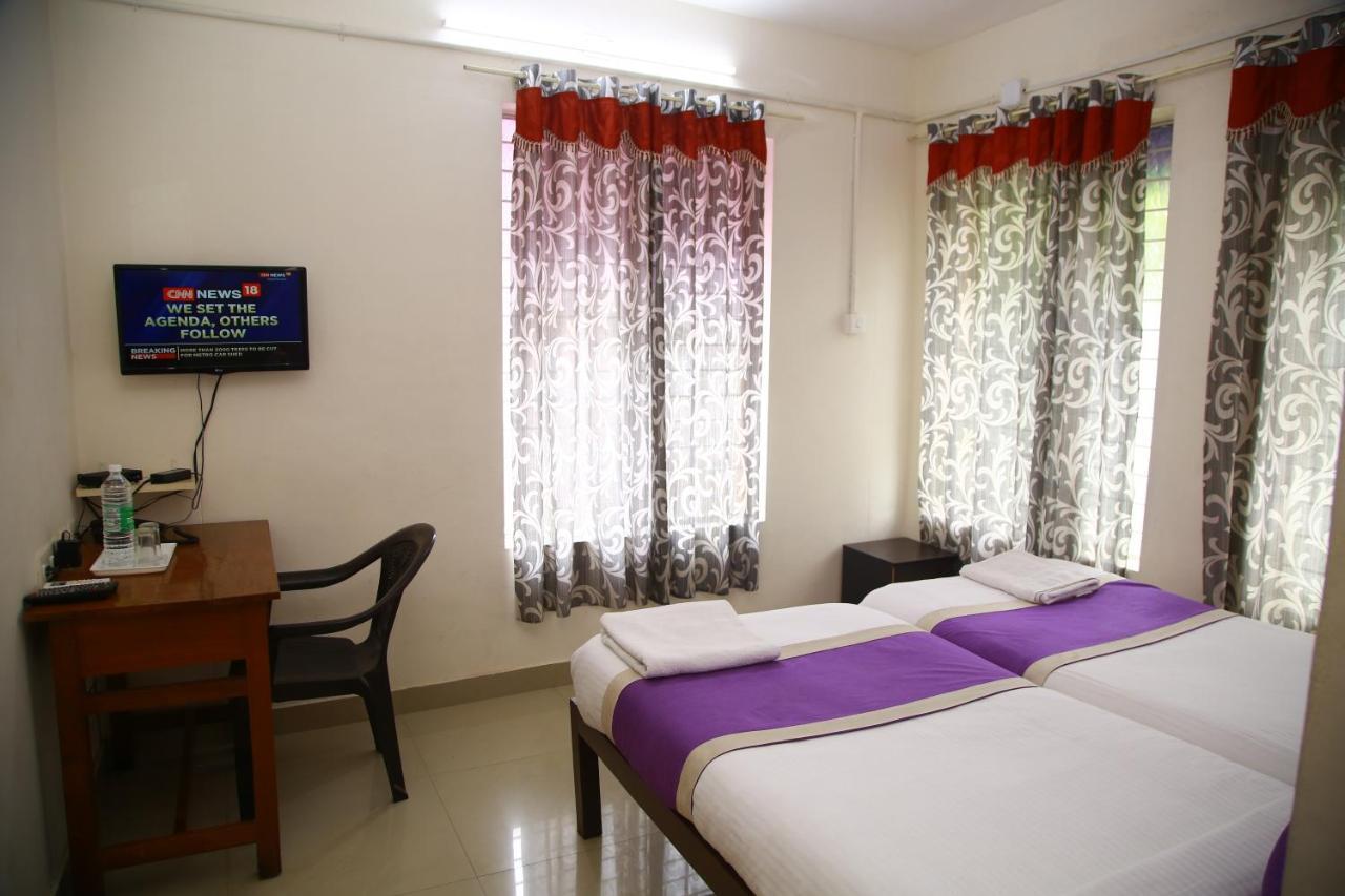 V Bee Plaza Hotel Thiruvananthapuram ภายนอก รูปภาพ