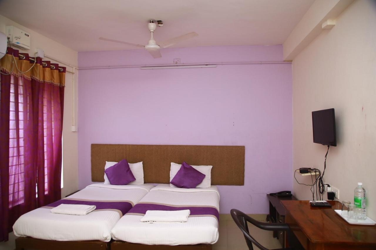 V Bee Plaza Hotel Thiruvananthapuram ภายนอก รูปภาพ
