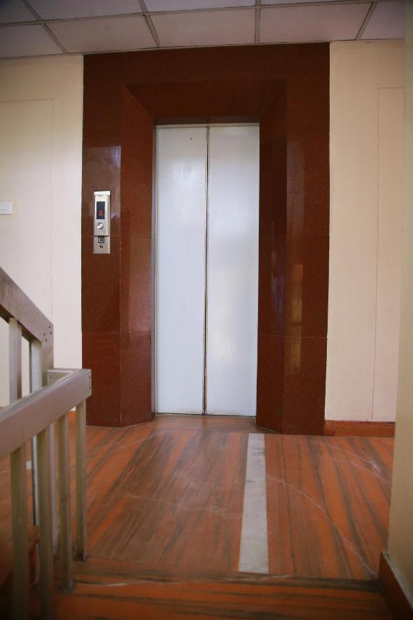 V Bee Plaza Hotel Thiruvananthapuram ภายนอก รูปภาพ