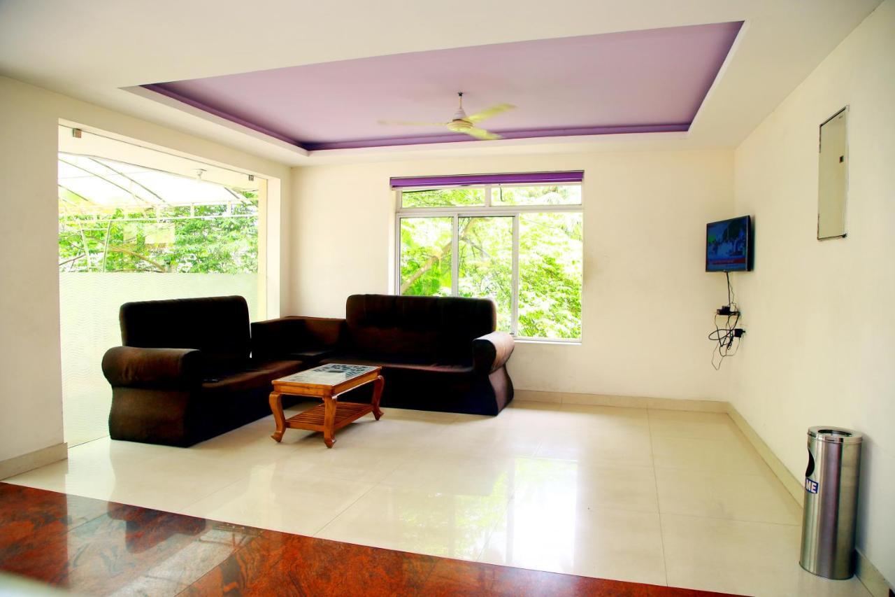 V Bee Plaza Hotel Thiruvananthapuram ภายนอก รูปภาพ
