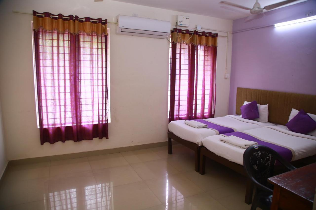 V Bee Plaza Hotel Thiruvananthapuram ภายนอก รูปภาพ