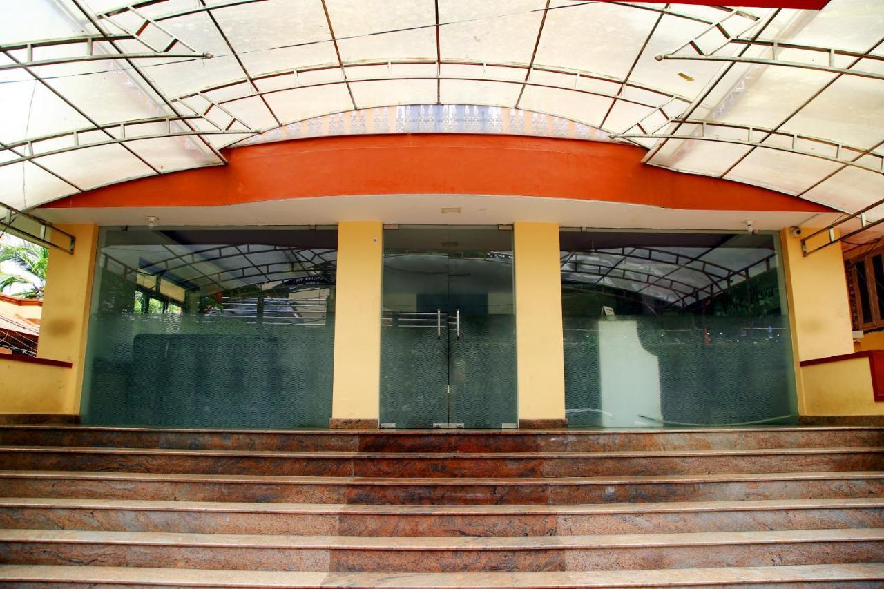 V Bee Plaza Hotel Thiruvananthapuram ภายนอก รูปภาพ
