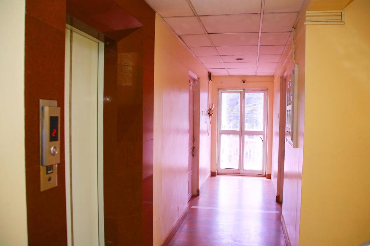 V Bee Plaza Hotel Thiruvananthapuram ภายนอก รูปภาพ