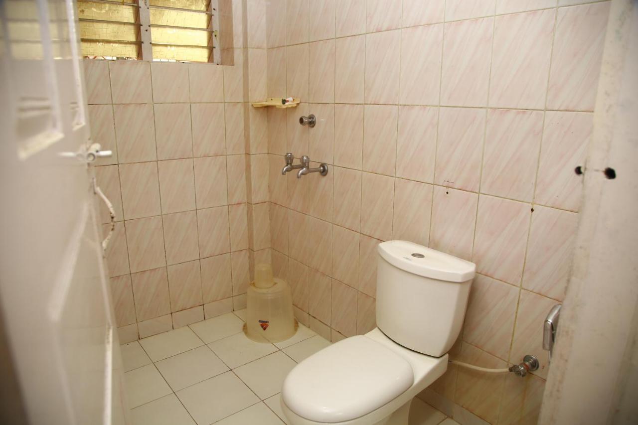 V Bee Plaza Hotel Thiruvananthapuram ภายนอก รูปภาพ