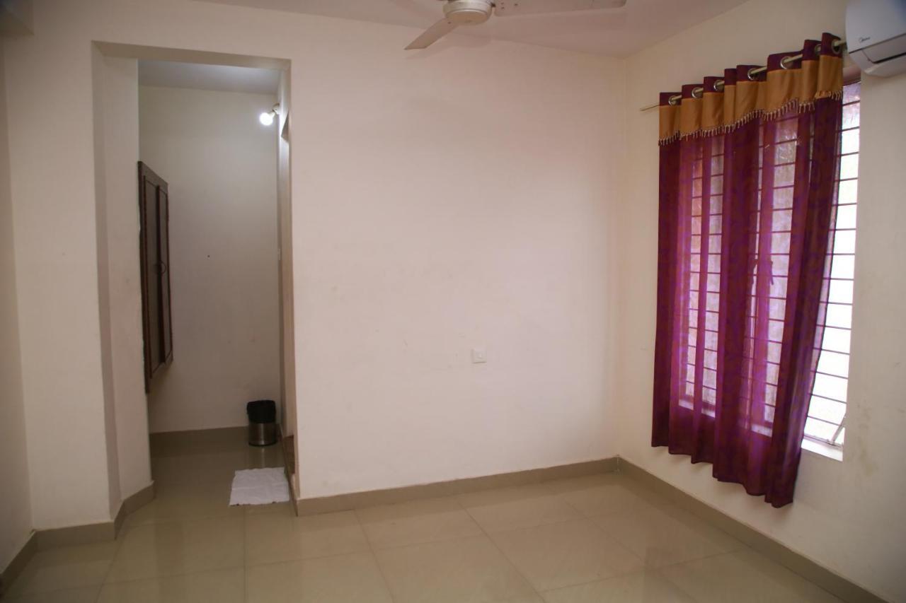 V Bee Plaza Hotel Thiruvananthapuram ภายนอก รูปภาพ