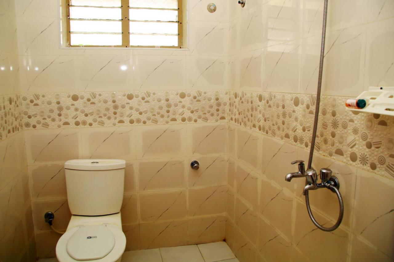 V Bee Plaza Hotel Thiruvananthapuram ภายนอก รูปภาพ