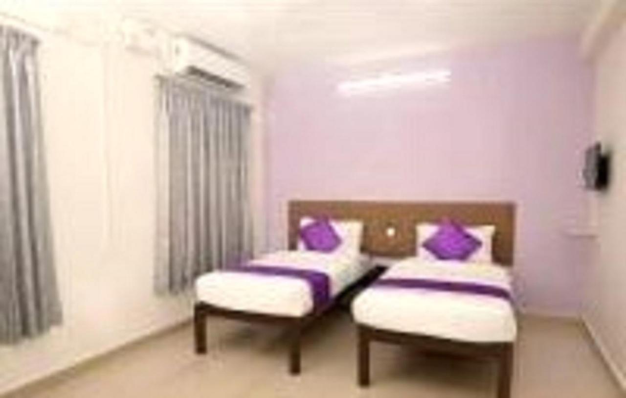 V Bee Plaza Hotel Thiruvananthapuram ภายนอก รูปภาพ