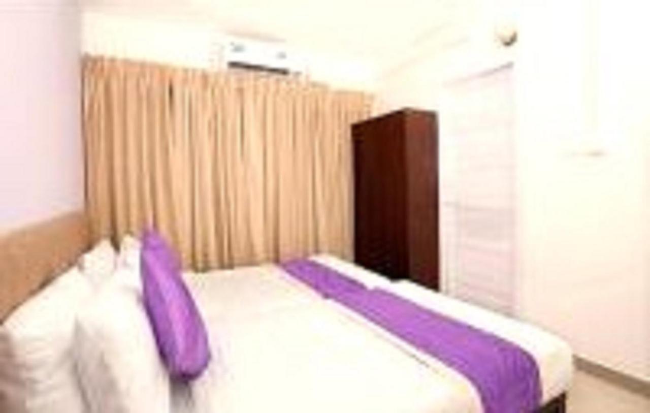 V Bee Plaza Hotel Thiruvananthapuram ภายนอก รูปภาพ