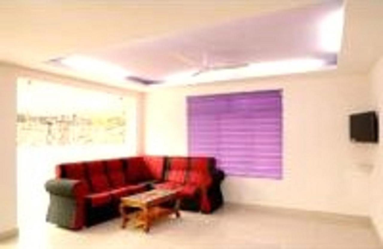 V Bee Plaza Hotel Thiruvananthapuram ภายนอก รูปภาพ