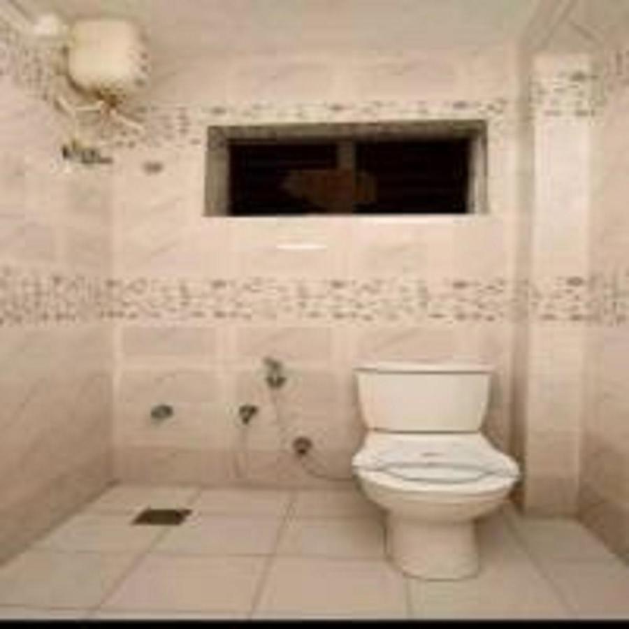 V Bee Plaza Hotel Thiruvananthapuram ภายนอก รูปภาพ