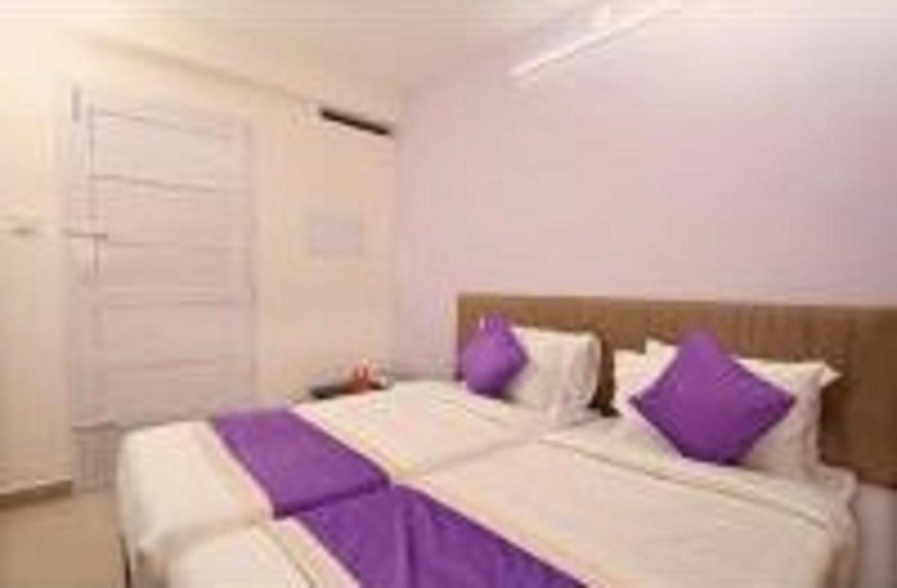V Bee Plaza Hotel Thiruvananthapuram ภายนอก รูปภาพ