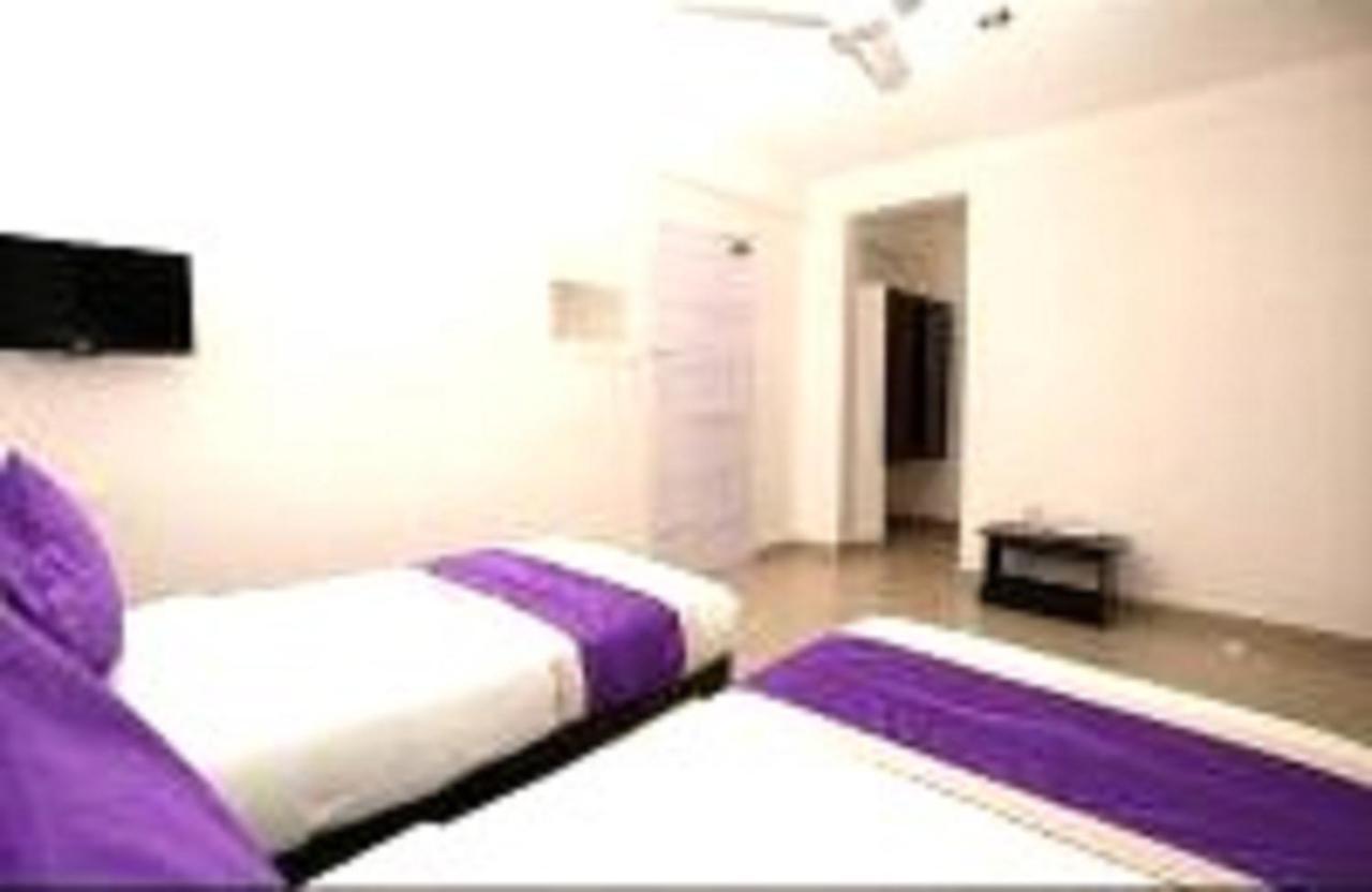 V Bee Plaza Hotel Thiruvananthapuram ภายนอก รูปภาพ